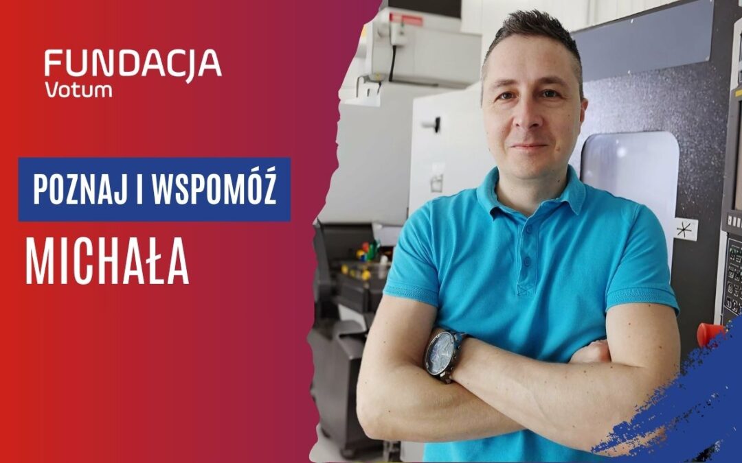 Mężczyzna w turkusowej poloze stoi z założonymi ramionami w warsztacie; po lewej widnieje logotyp Fundacja Votum i hasło 'Poznaj i wspomóż Michała'.