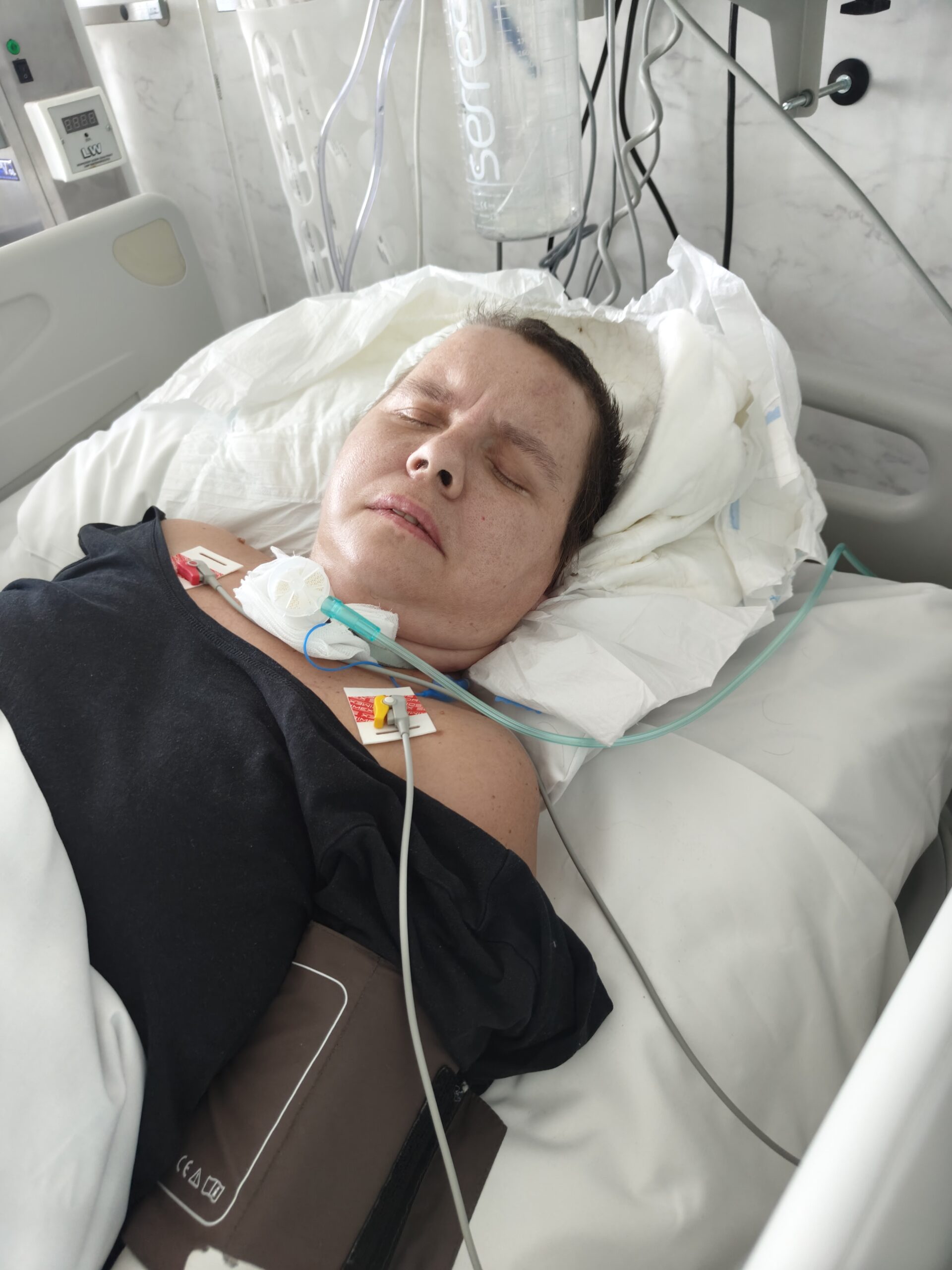 Ania, podopieczna fundacji, leząca na łóżku