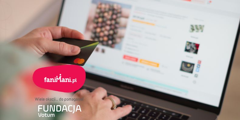 Person using a card to donate online on a laptop screen displaying a charity website (faniMani.pl) with Fundacja Votum branding.