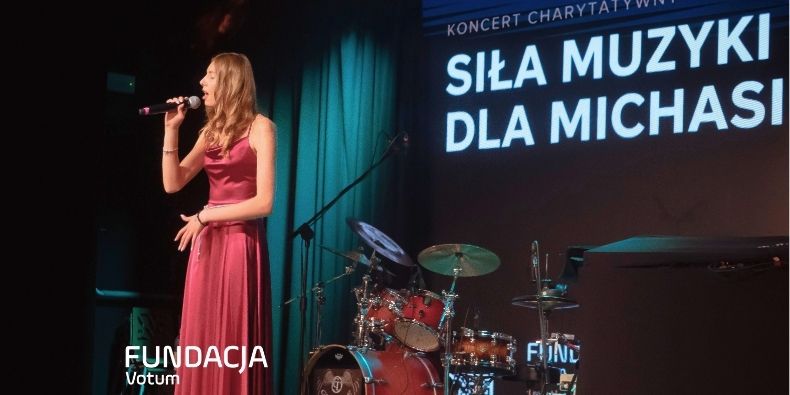 zdjęcie podczas koncertu charytatywnego dla podopiecznej, artystka śpiewa na scenie